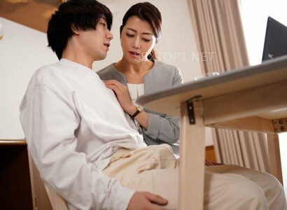 Poster of Đến nhà bạn gái chơi, thanh niên lén lút địt nhau với mẹ của cô ấy